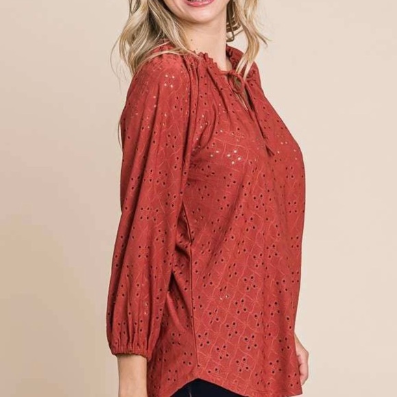 Culture Code Marsala Eyelet Shirred Raglan 3/4 Sleeve Top - Picture 2 of 6